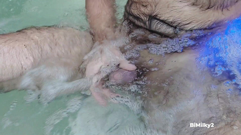BiMilky2: Bărbat păros excitat în jacuzzy
