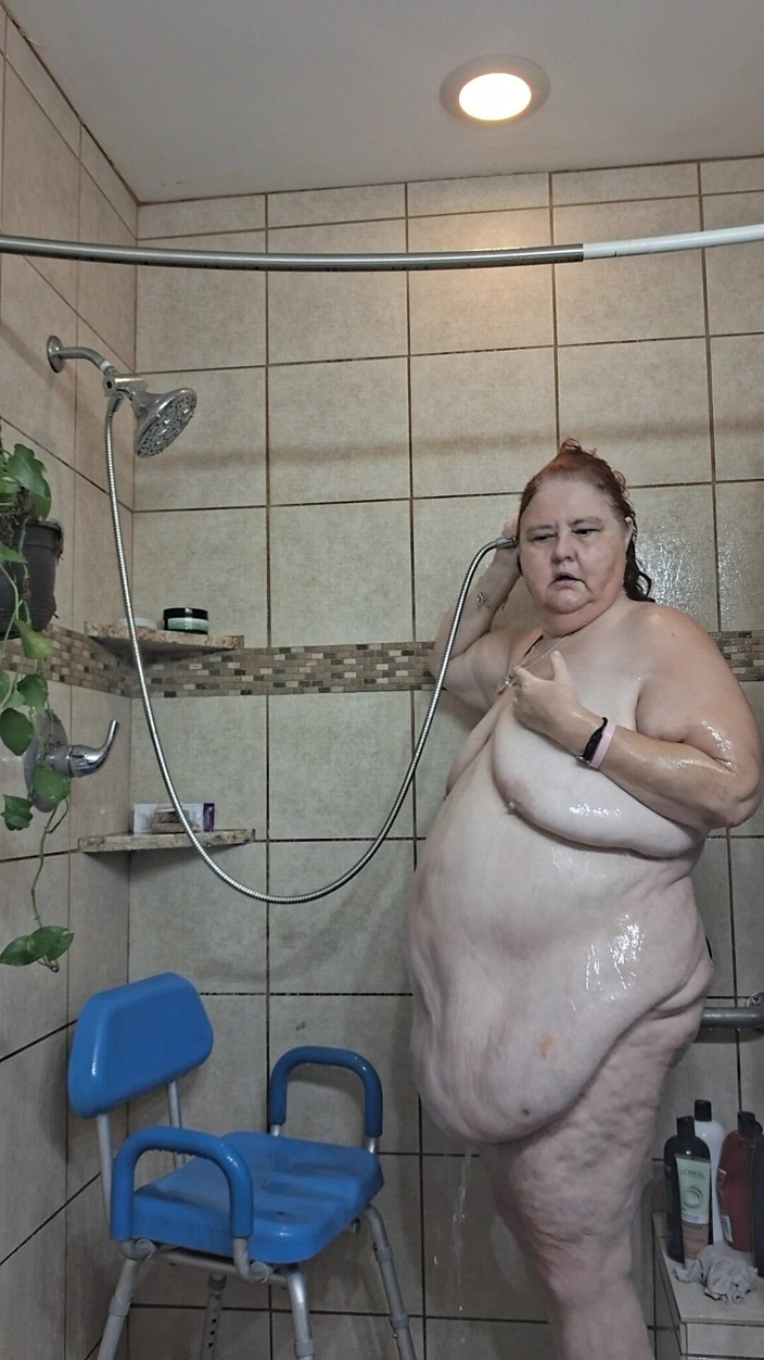 BBW nurse Vicki adventures with friends: Большая красотка медсестра Вики принимает грязелечение в моем душе!