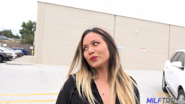 MILF Trip: Asiática milf Lana Violet fica com tesão o dia todo