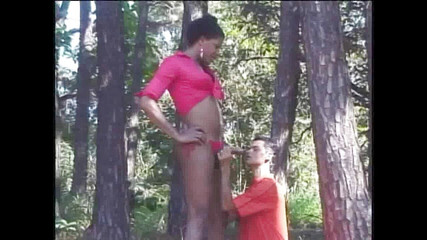 Shemale videos: Cougar ebony shemale šukání latino twink v lese