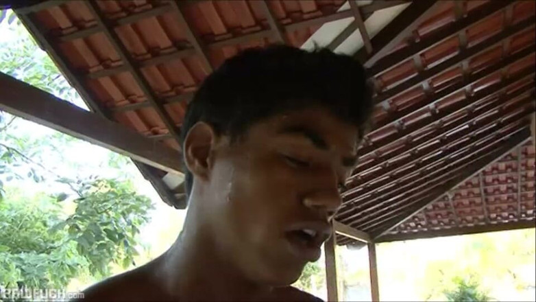 Raw Fuck: Yngre kille böjd av Muskel Hunk