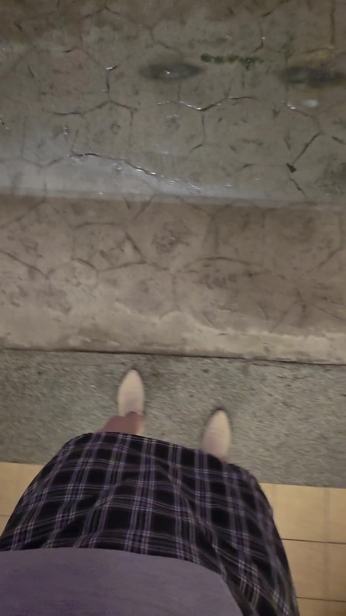 Taiwancdgirl: Mostrando le mutandine nel garage del motel