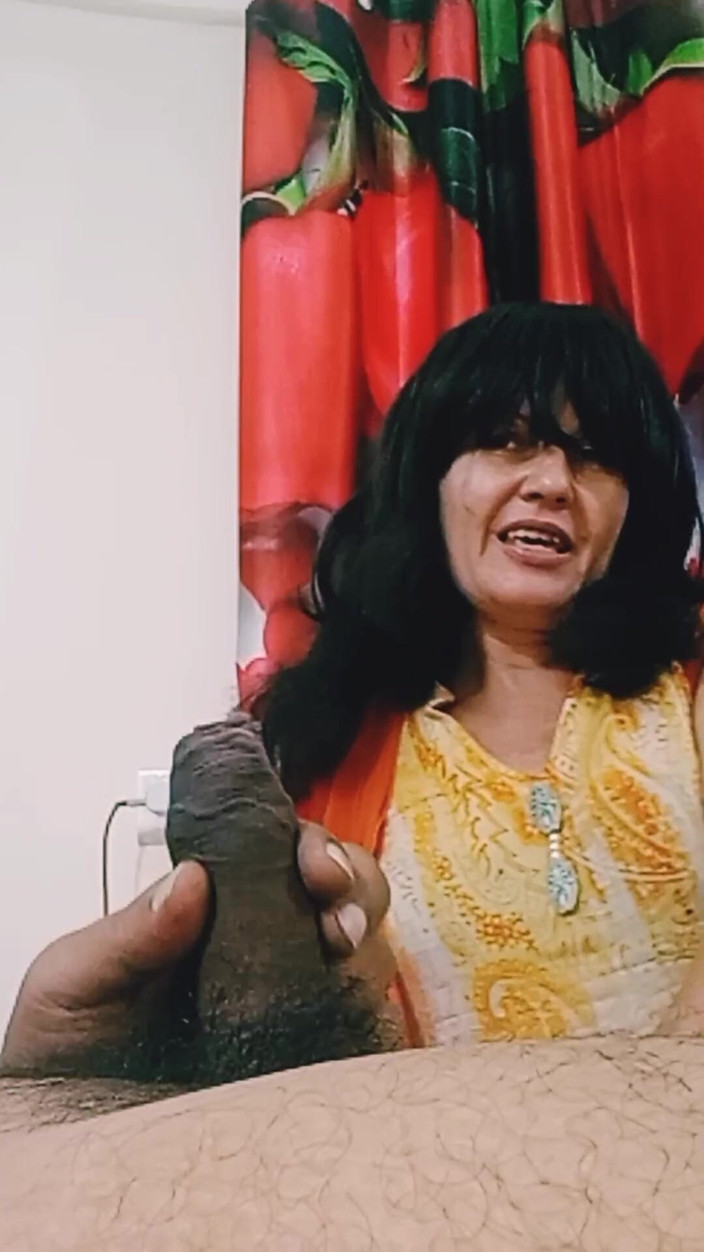 Bolly Karma: Terlalu Semok untuk Dikendalikan