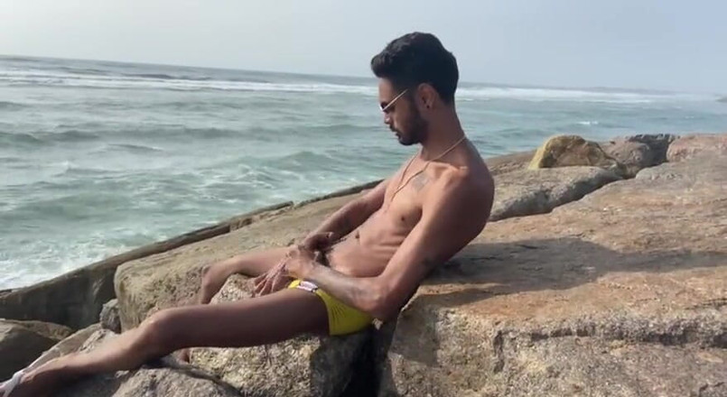 arabeputo: Magrelo do pau grande punheta trên bãi biển