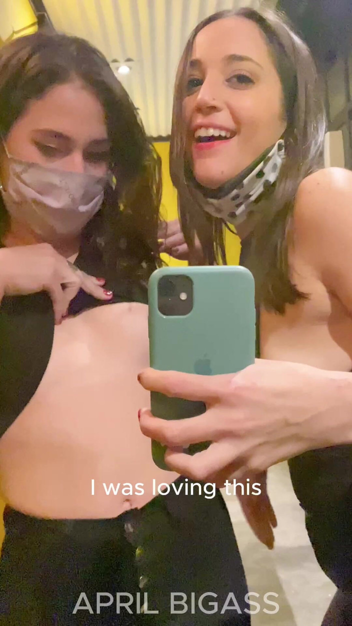 April BigAss: Pișare în trei pe străzile din Argentina, Mar Del Plata, 2 curve împreună!!...