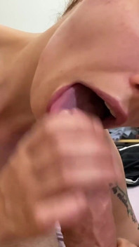 Unglaublicher blowjob von riesigem abspritzen auf mund und gesicht