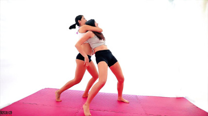 Defeated Sex Fight: Lady Dee & Nix dalam sesi wrestling yang melampau seksi
