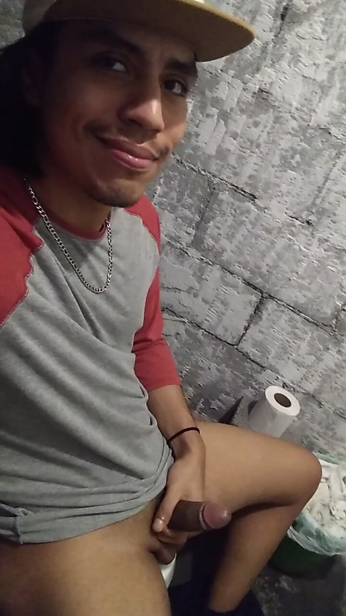 AlexAlejandro13: Me Saco La Verga En El Baño