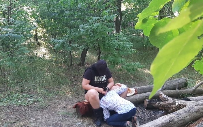 Lesbian-candys: Šukal jsem cizince v lese do pusy - lesbické candys