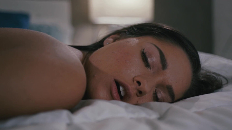 SweetheartVideo: Güzel bir lezbiyene masaj yapıyor