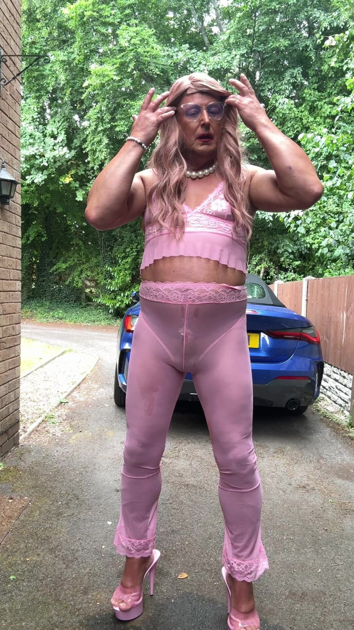 Kellycd2022: Sexy crossdresser Kellycd2022 en traje rosa y tacones