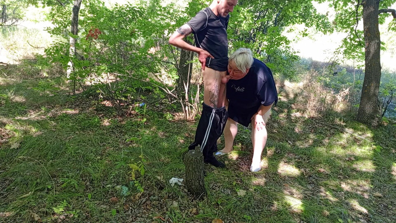 Zona901: Neighbor Gives a Public Blowjob in the Park