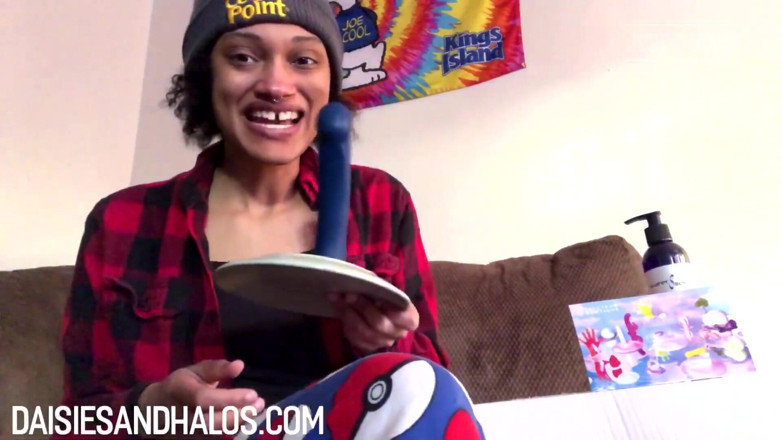 Daisiesandhalos: Unboxing my dildo