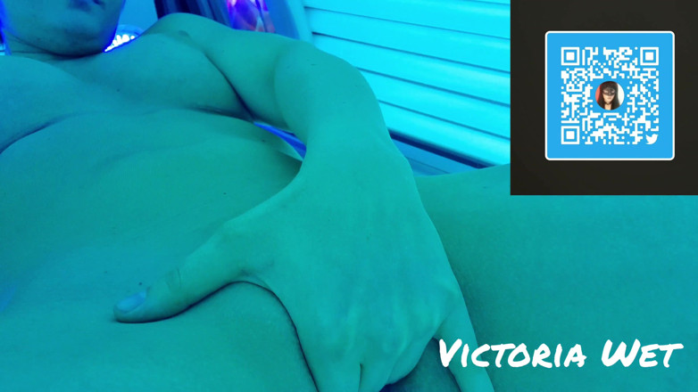 Victoria wet: Fingering stepmom in solarium