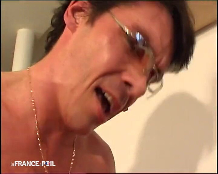 La France a Poil: Blondýnka dostává výstřik na obličej