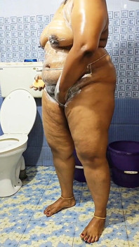 Fată desi care face duș complet goală în spațiul ei privat