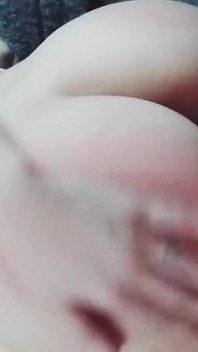 Sculaccio forte il culo e mostro i miei buchi stretti