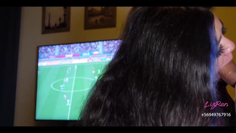 Lizren: Ik zuig hem af terwijl hij een fifa speelt op...