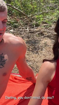 해변에서 여친을 따먹는 두 남자