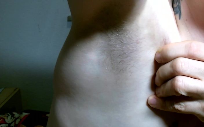Danny Solo: 내 젖꼭지를 가지고 놀고 겨드랑이를 보여줘