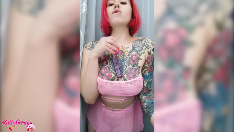 Katty Grray: Sexy zrzavá holka vášnivě masturbuje kundičku sexuální hračkou - sólo
