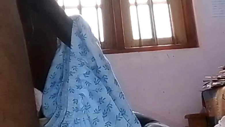 Jaanu294: Nachdem sie die Gummi-Sissy in ihrem Höschen getragen hat, steckt...