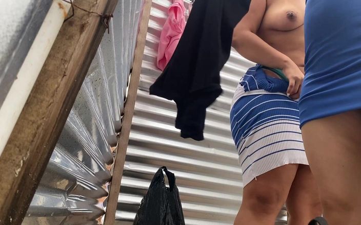 irina69star: 在海滩上的更衣室桌子上抓住女人