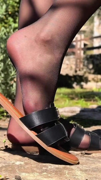 Usikan kaki nilon yang menggoda