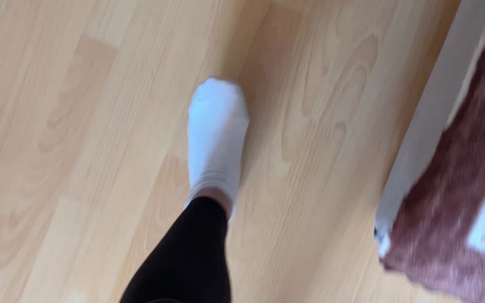 Feet: Procházka v bílých ponožkách