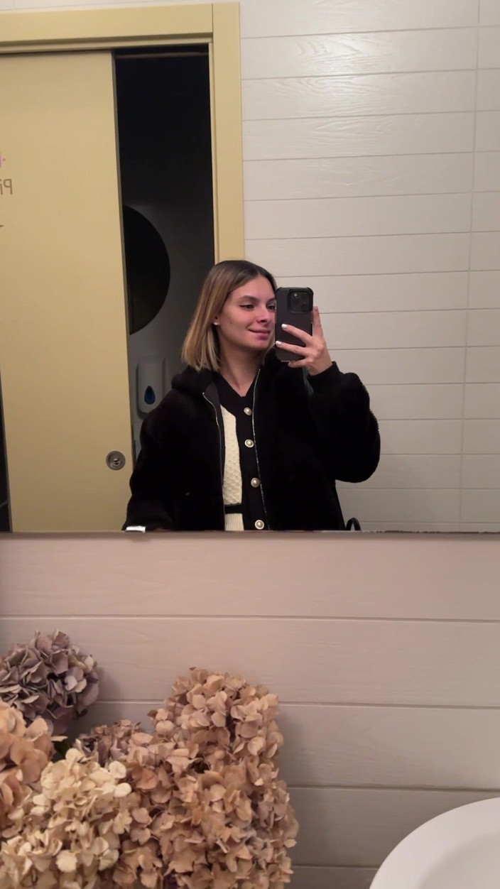 Tommy e Annika: 友達と出かけていて、気分が良くなり、トイレで自慰を始めてから家に帰ってセックスをしました