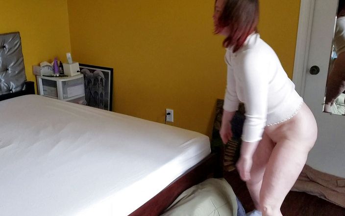 Aurora Willows large labia: Făcând patul.. fără chiloți pe tamburul bluză