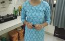 Saara Bhabhi: 印地语性爱故事角色扮演 - 印度继母在厨房里性交