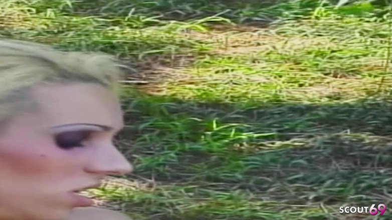 Shemale TS Collection: Blonďatá sexy Shemale je svedena venku na dovolené a ošukaná...