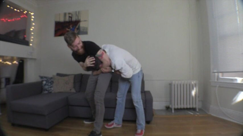 ManUpFilms: Wedgie sur la pelouse de Sebastian