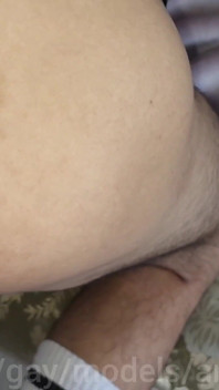 Aksi hot bocah imut yang memakan sperma ayah untuk pertama kalinya dan ngentot pantat bahenolnya pakai kontol besar tanpa kondom!