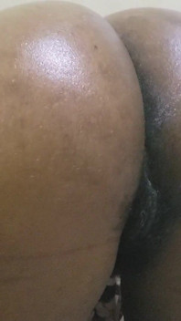 丰满的女孩摇晃它，挑逗独奏，并在热辣的动作中激情弹跳