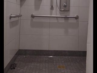 Djk31314: シャワーで服を脱いで着替えているところを捕まえられました。