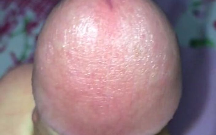Lux Eva: Pria bugil ini lagi asik fingering kontol sambil melirik vagina...