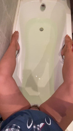 Ms Pee Piss: Čůrání ve vaně před umytím