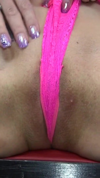 Tante seksi jerman julia pink lagi asik fingering memeknya yang ditindik