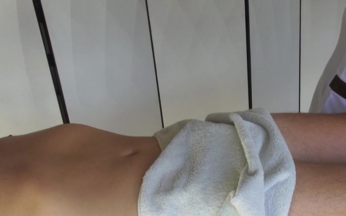 Cuckoby: Enorme sborra nelle mani di una sexy massaggiatrice tailandese