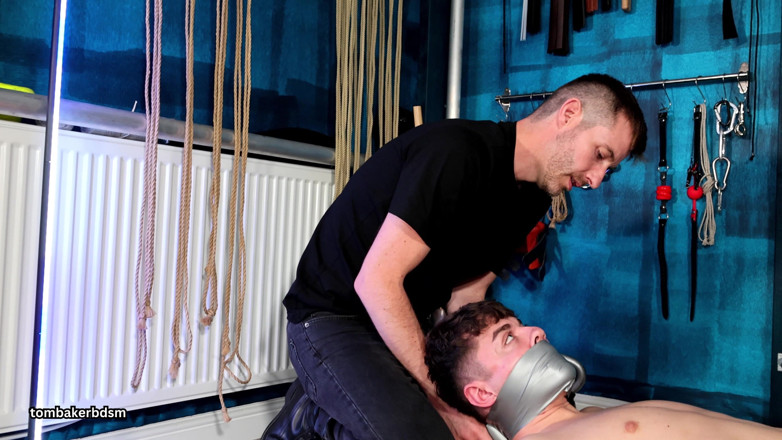 TomBakerBDSM: İki bantlı ağzı tıkalı çiğneme
