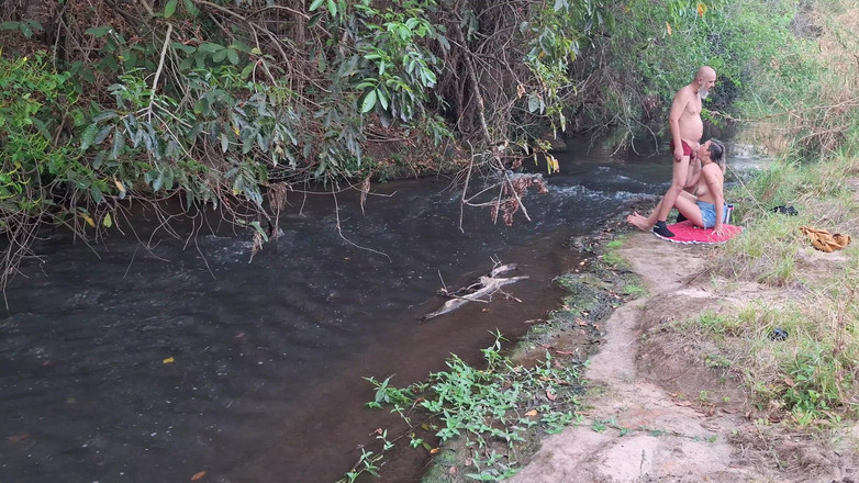 Gabi SweetCouplesStories: Estranhos são pegos fazendo sexo na cachoeira.