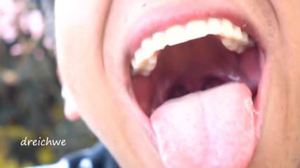 Dreichwe: Doing tricks with my tongue in the garden