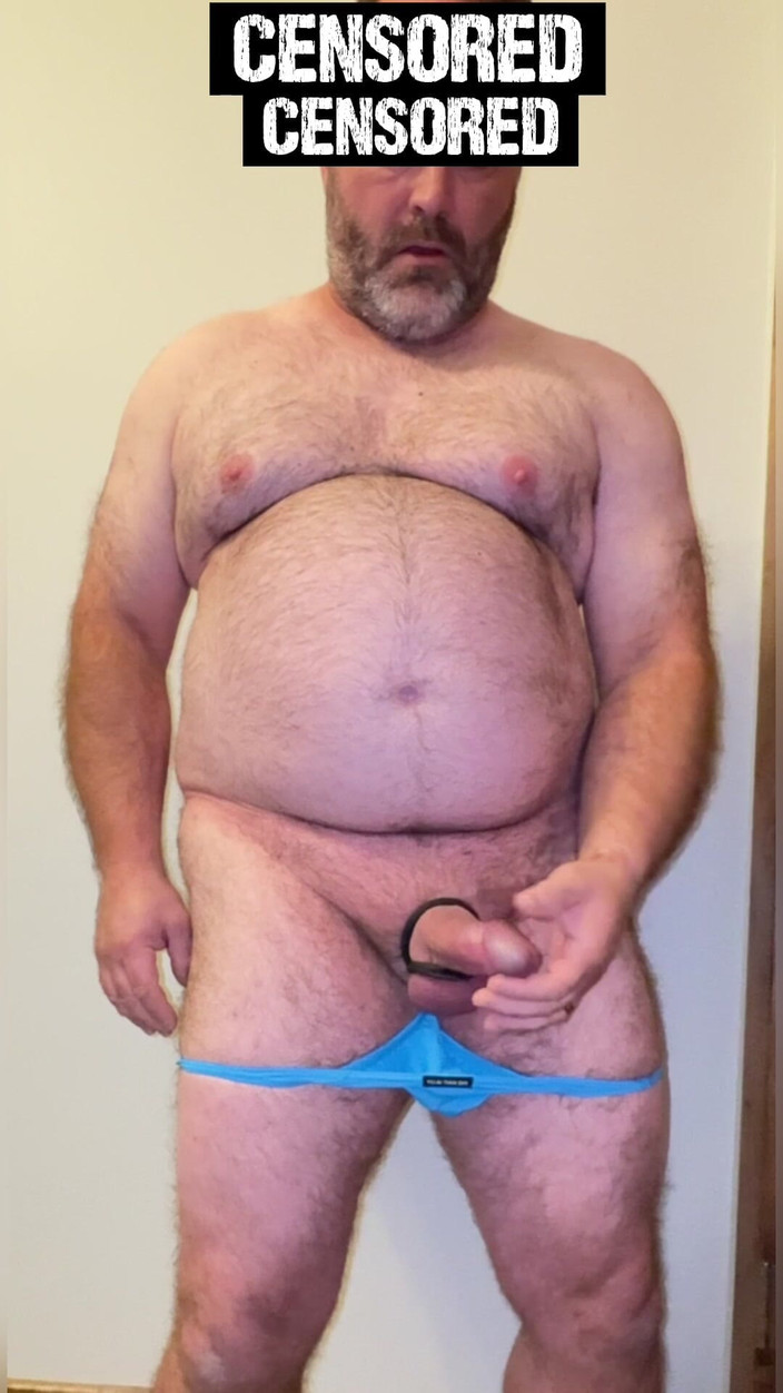 Anal Steve: Steve dubur dalam thong birunya menunjukkan badan beruang dan zakarnya,...