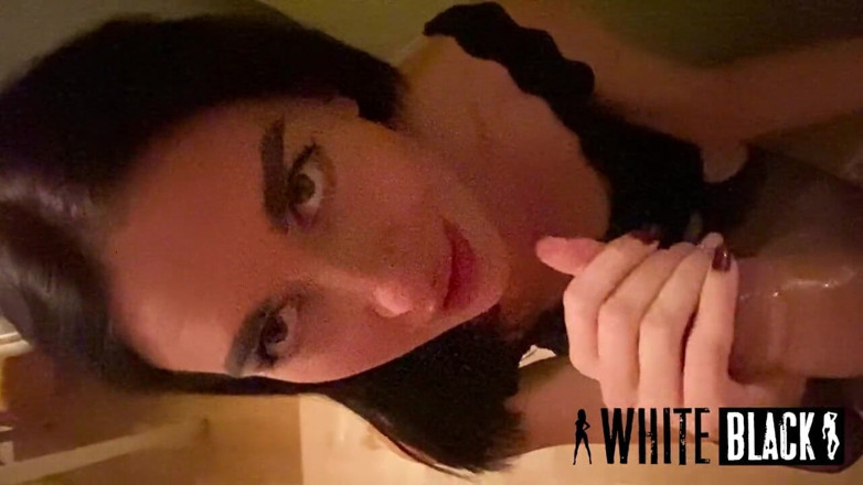 WhiteBlack: Une amie obéissante à la gorge profonde se fait sodomiser