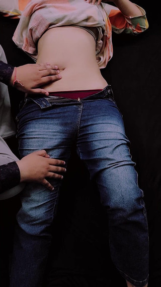 Vicky Thakur: La mia sorellastra è molto eccitata e mi chiede di mungerla...