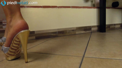 Foot Fetish HD: Antonella снимает колготки и носит высокие каблуки