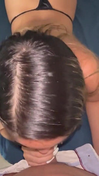 La ragazza fitness viene interrotta nel mezzo dello yoga per essere scopata e riempita di sperma con un grosso cazzo
