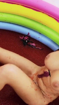 Im pool voller gel spielt sie mit der muschi ihrer freundin